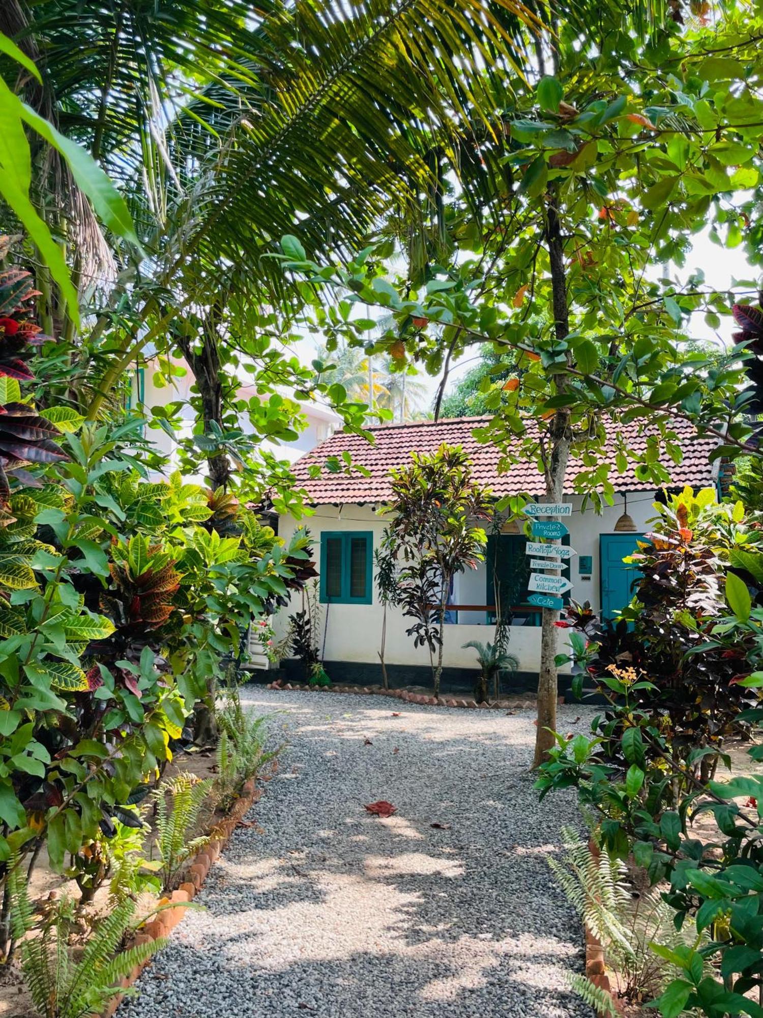 Cliff & Coral Hostel Varkala Exterior foto